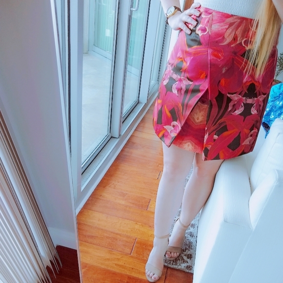 ๐ NWT ted baker red floral structured fold skirt - Picture 2 of 4